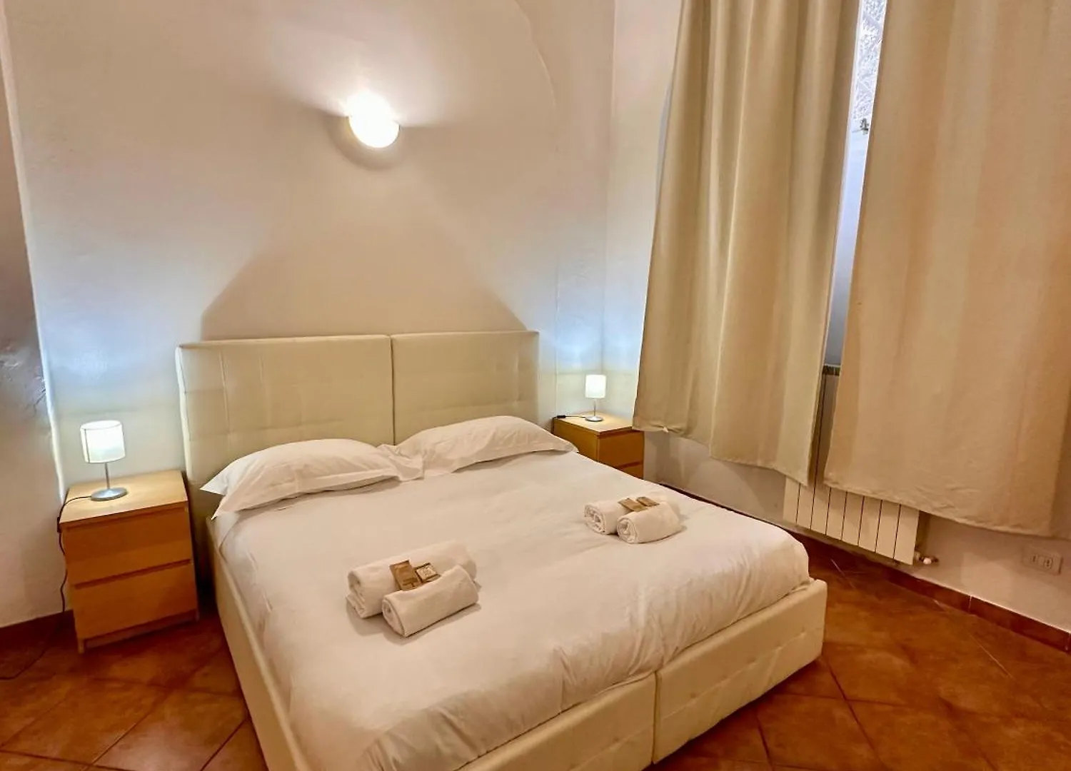 A Due Passi Dall'Accademia Firenze 0*,  Italia