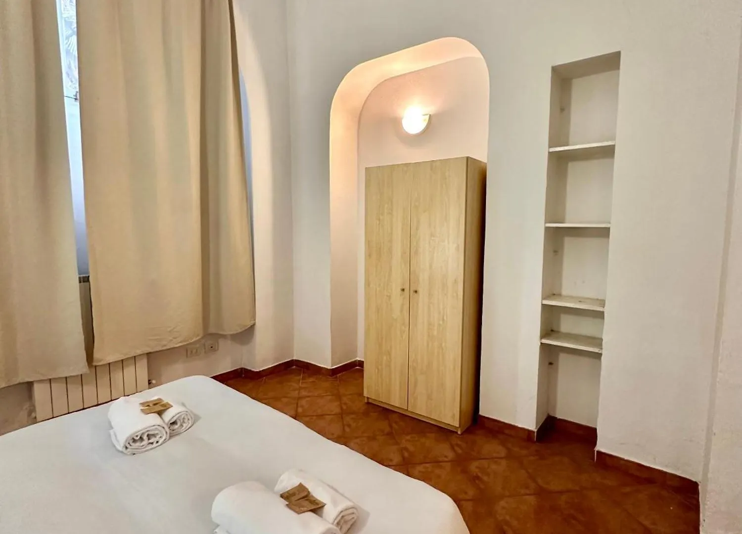 A Due Passi Dall'Accademia Firenze 0*,  Italia