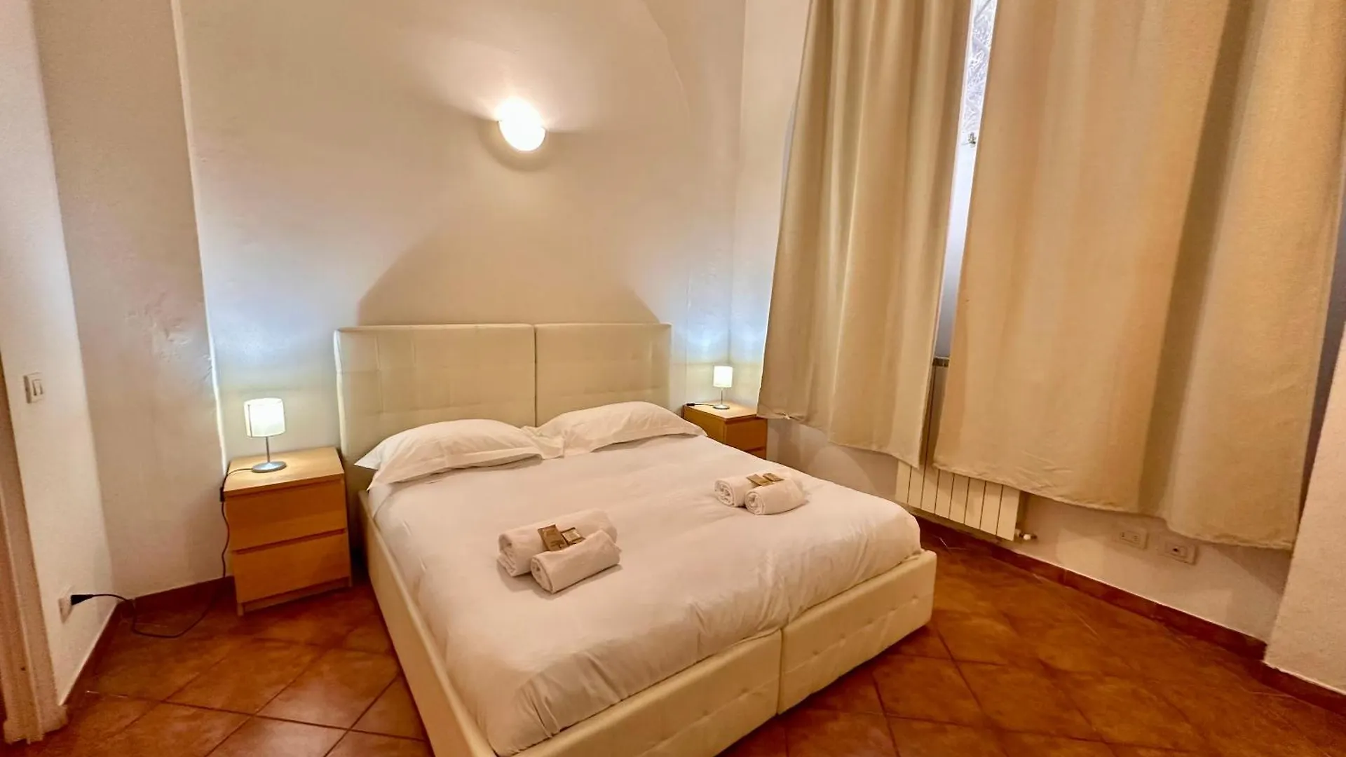 A Due Passi Dall'Accademia Firenze 0*,  Italia